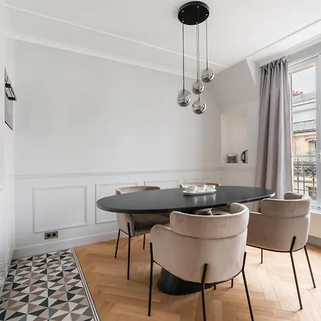 De Luxe Centre Paris